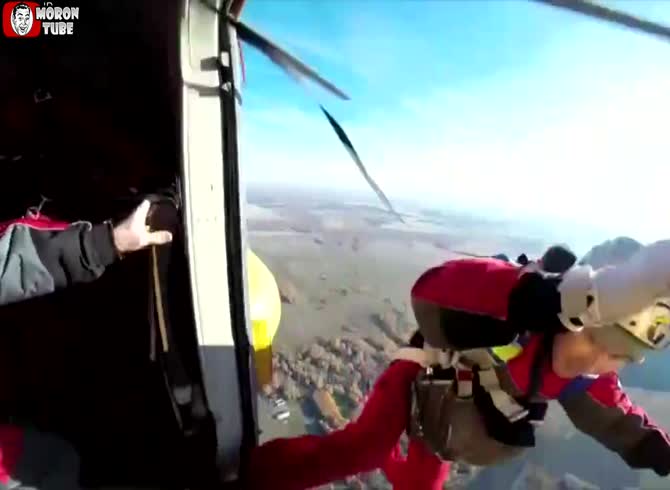 Video :A skilled rescuer in Russia perishes during a parachute fall